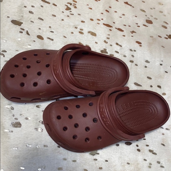 maroon crocs